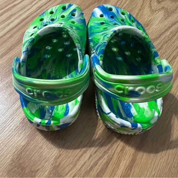 Toddler Crocs with Green and Blue Swirl size 6 - Picture 2 of 5